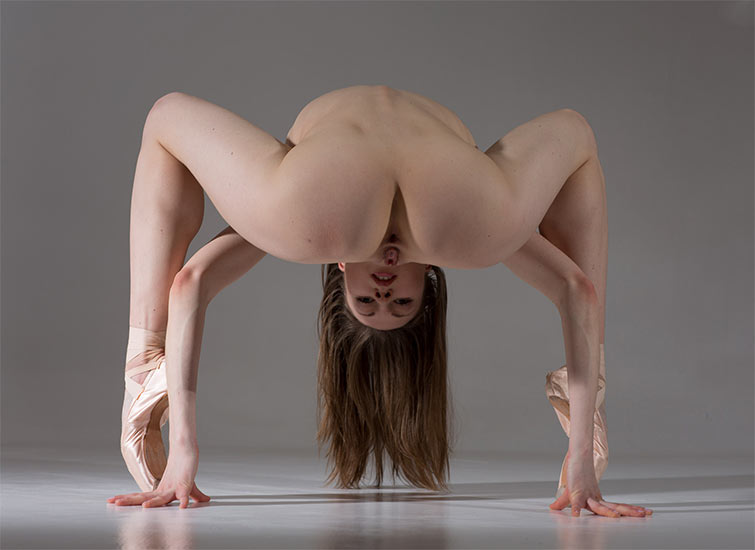 Naked Contorsionniste 87