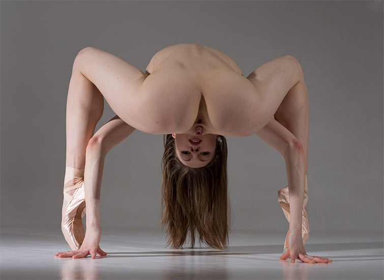 Nude contortionist